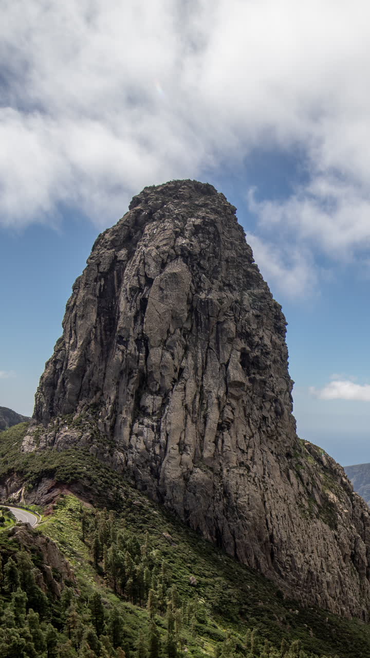 el roque agando en la isla de la gormera españa con un hermoso cielo nublado en vertical