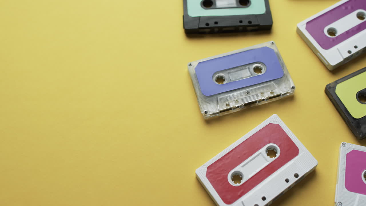 video de cintas retro con espacio de copia en fondo amarillo