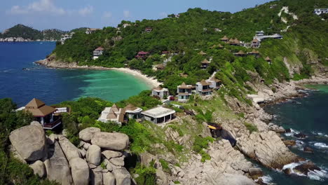 Drohne-Fliegt-über-Die-Klippen-Und-Häuser-Auf-Felsen-Und-Fliegt-In-Die-Insel