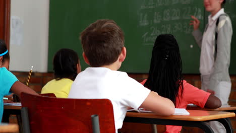 Schüler-Hören-Ihrem-Lehrer-An-Der-Tafel-Zu