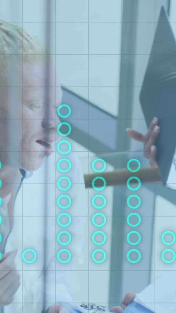 Animazione dell'elaborazione dati su diverse figure professionali in ufficio