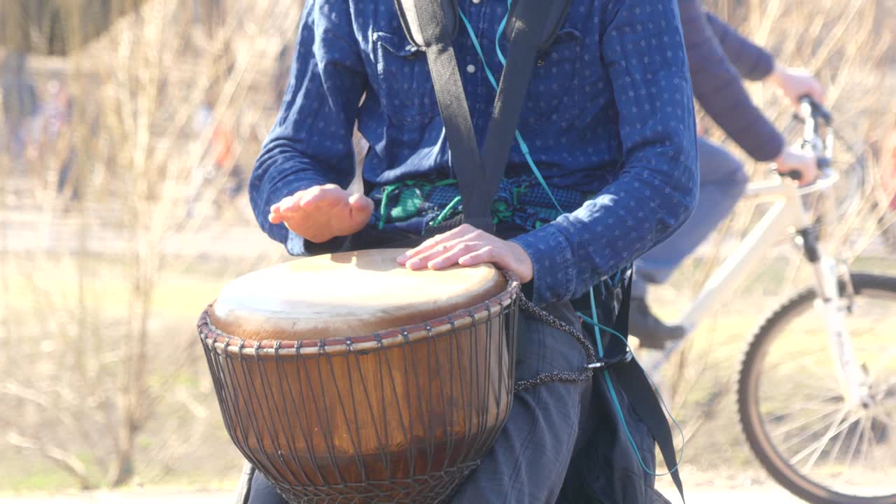 to play rhythm on Tom-Tom.