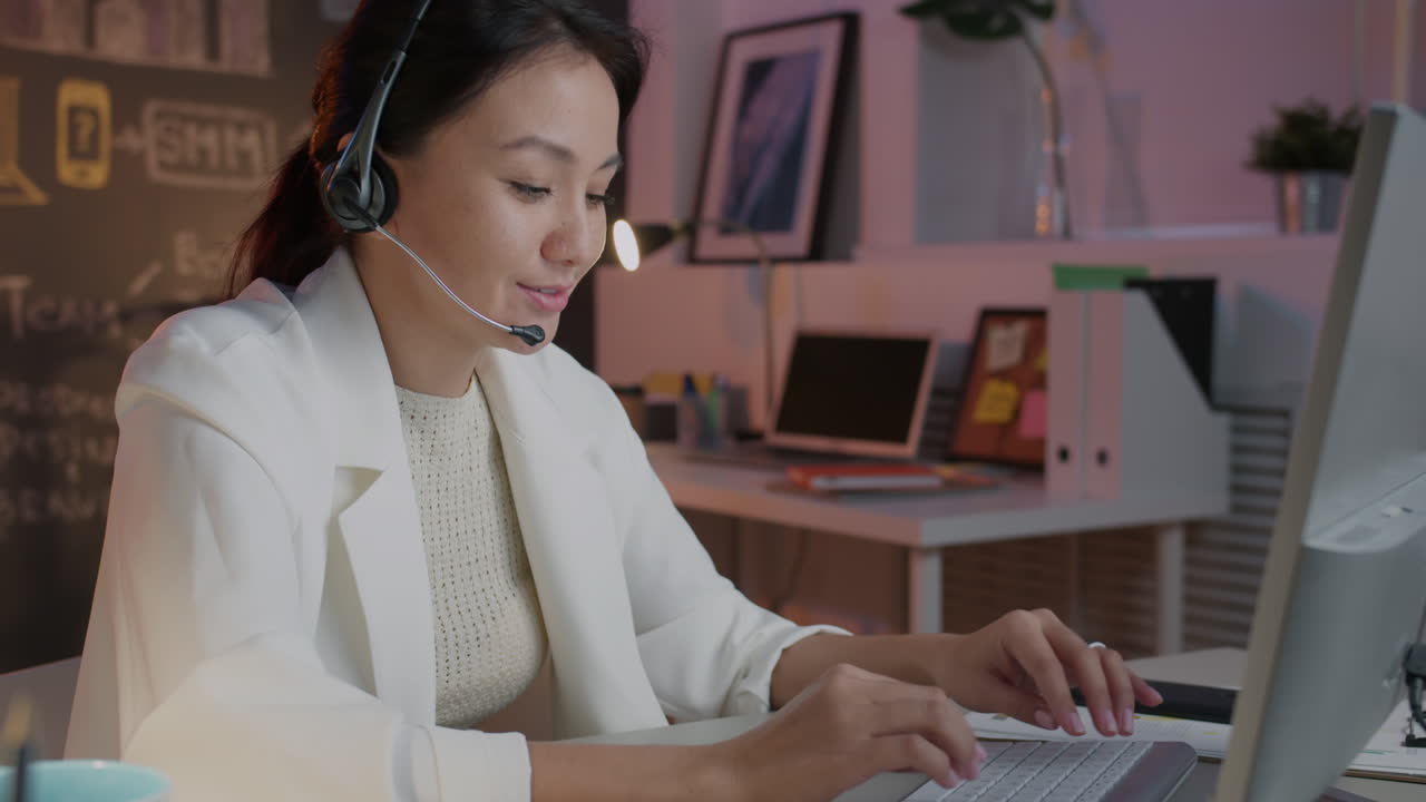 Donna che lavora da casa in un call center