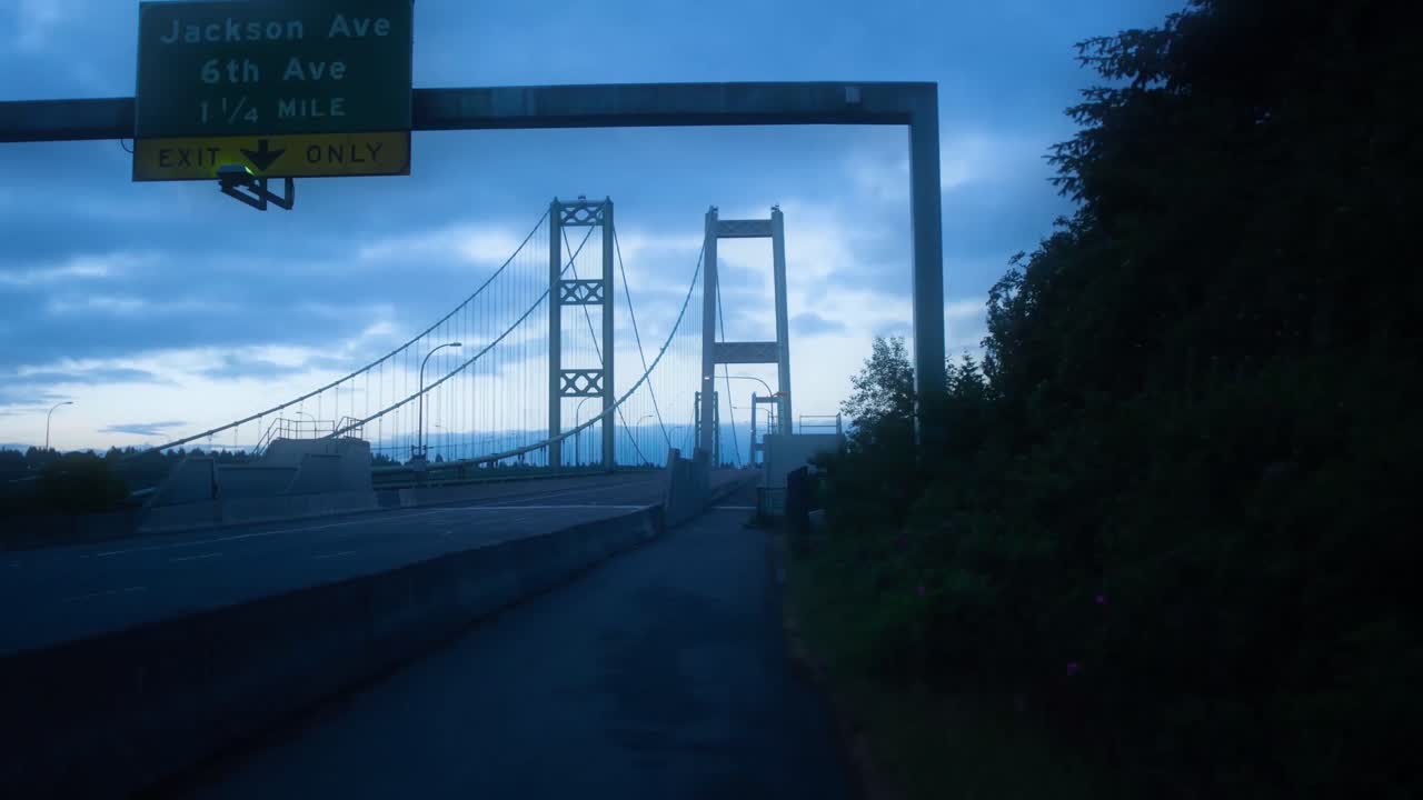 타코마의 초경감은 다리, 일출, 교통량을 좁힙니다.