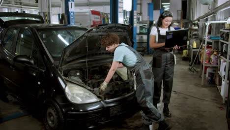 mujeres trabajando en un garaje