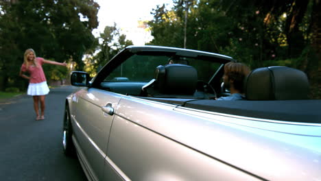 mujer haciendo autostop