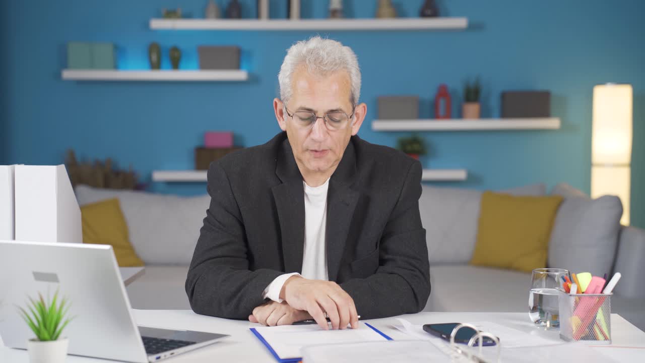 홈 오피스 직원 남자가 카메라에 짜증이 났어요.