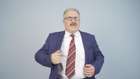 hombre de negocios oliendo sudor expresando negatividad a la cámara.