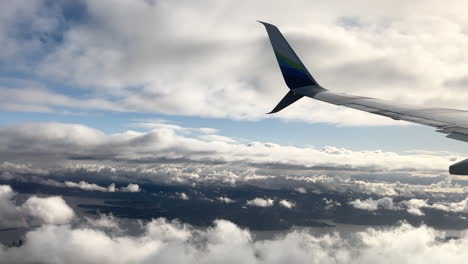 Flügelspitze-Des-Flugzeugs-Drehen-Und-über-Den-Wolken-Absteigen