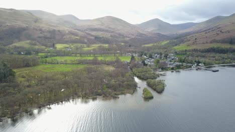 Blick-Auf-Die-Berge-Von-Loch-Lomond-Mit-Grüner-Landschaft