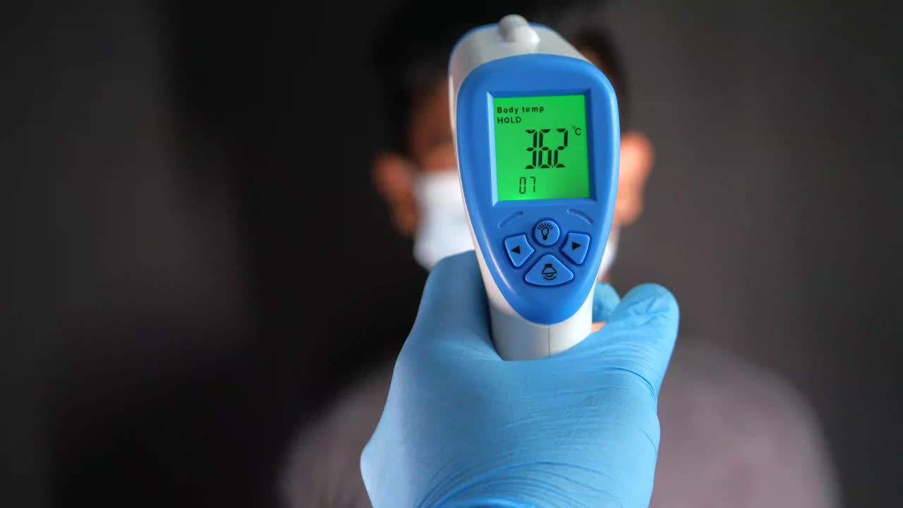 비접촉 온도계로 온도 검사