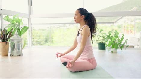 Yoga,-Meditación-De-Loto-Y-Mujer-En-Casa