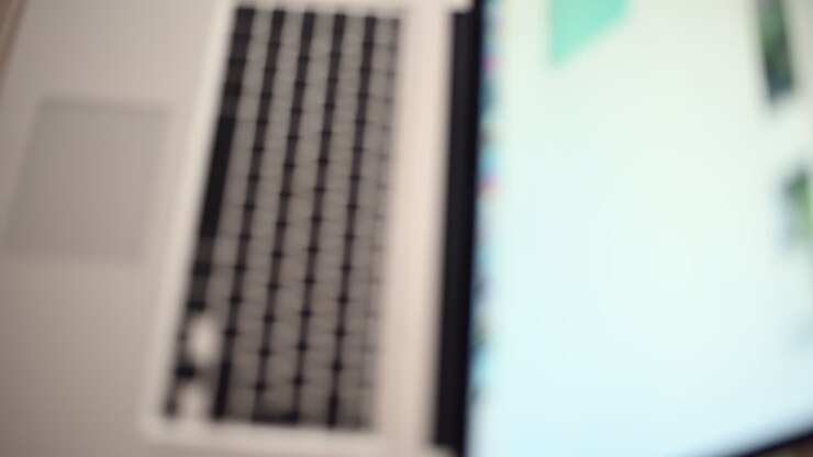 Eine Person betrachtet einen Computerbildschirm voller Designsoftware und Tools, während sie an einem kreativen Projekt arbeitet. Der Fokus liegt auf der Verbesserung von Fähigkeiten und der Produktivität.