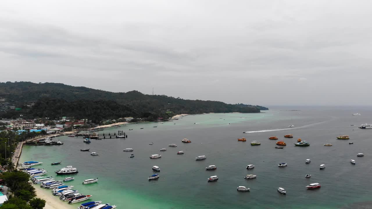 쾌속정 1척이 해안가에 접근 중