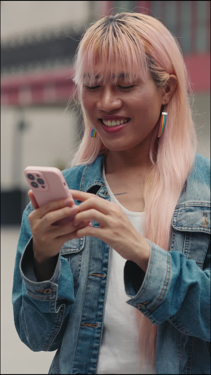 Giovane persona che usa lo smartphone in città