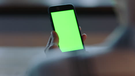 Mujer-Que-Usa-Un-Teléfono-Inteligente-Viendo-La-Pantalla-Verde-En-Un-Teléfono-Móvil-Navegando-Por-Chroma-Key-En-Línea-Disfrutando-Leyendo-Las-Redes-Sociales-En-Casa-De-Cerca-Las-Manos