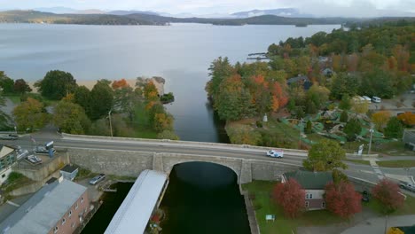 Vista-Aérea-Por-Drones-De-La-Playa-De-Weirs-Y-El-Lago-Winnipesaukee