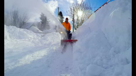 hombre limpiando la nieve con soplador de nieve 4k