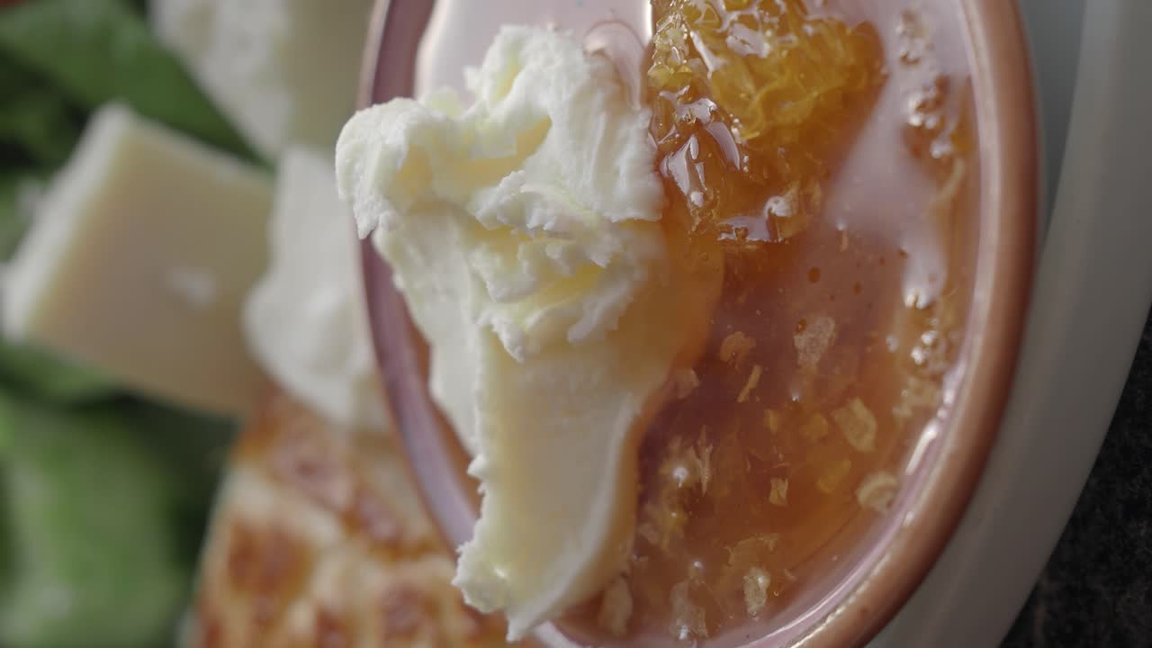 신선한 치즈와 벌