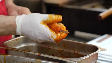 preparando deliciosas salchichas de carne