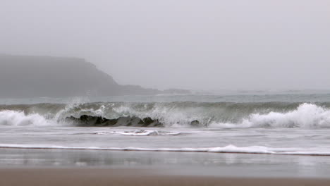 Starke-Welle-Bricht-Am-Strand-Zusammen