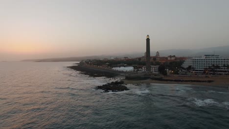 Complejo-Costero-De-Gran-Canaria-Con-Antena-De-Faro