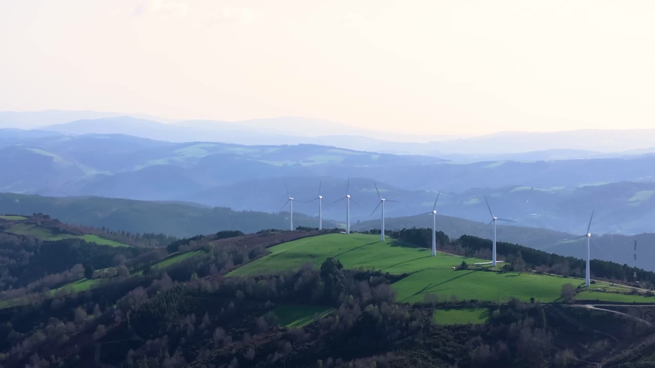 스페인 갈리시아 루고의 폰사그라다 마을 근처의 산꼭대기에 있는 풍력 터빈