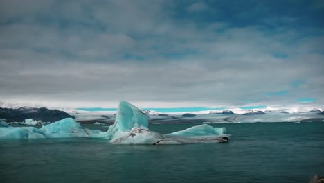 icebergs en la laguna de jokulsarlon por la noche en el sur de islandia