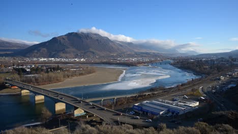 Un-Lapso-De-Tiempo-Del-Puente-Overlanders-Y-La-Calle-Victoria-En-Kamloops,-Columbia-Británica