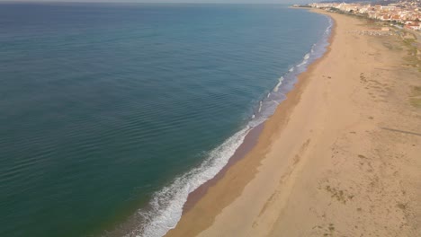 Luftaufnahmen-Von-Malgrat-De-Mar-Strand-An-Der-Costa-Brava-Flüssige-Und-Langsame-Bewegungen-Mataró-Arenys-De-Mar-Strände-Europäischer-Tourismus