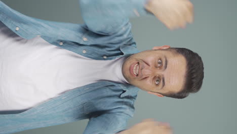 video vertical de un hombre dando un discurso motivacional a la cámara.