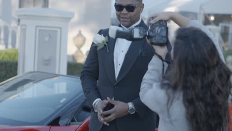 novio siendo fotografiado el día de su boda