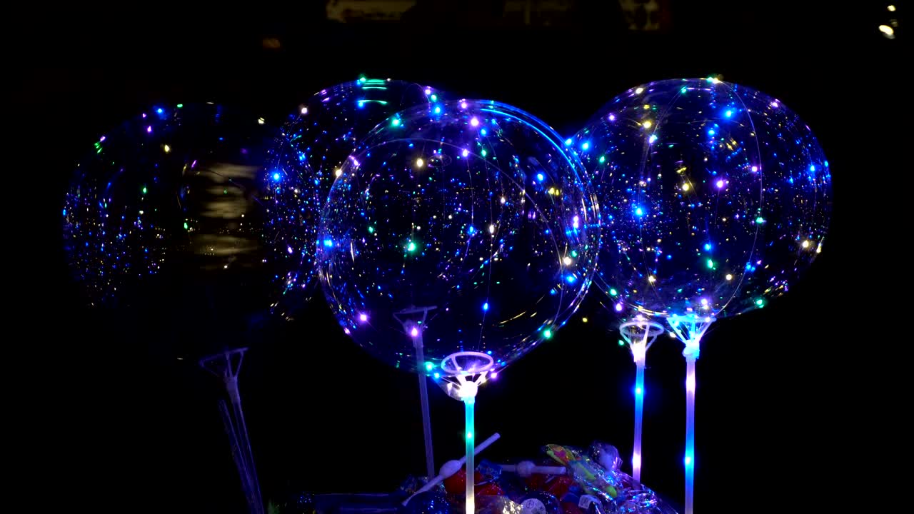 어두운 배경에 반이는 투명한 공