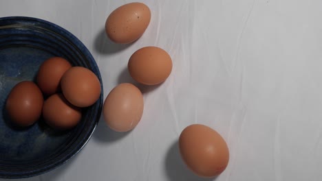 huevos de gallina y un tazón azul - tal vez ingredientes para hornear