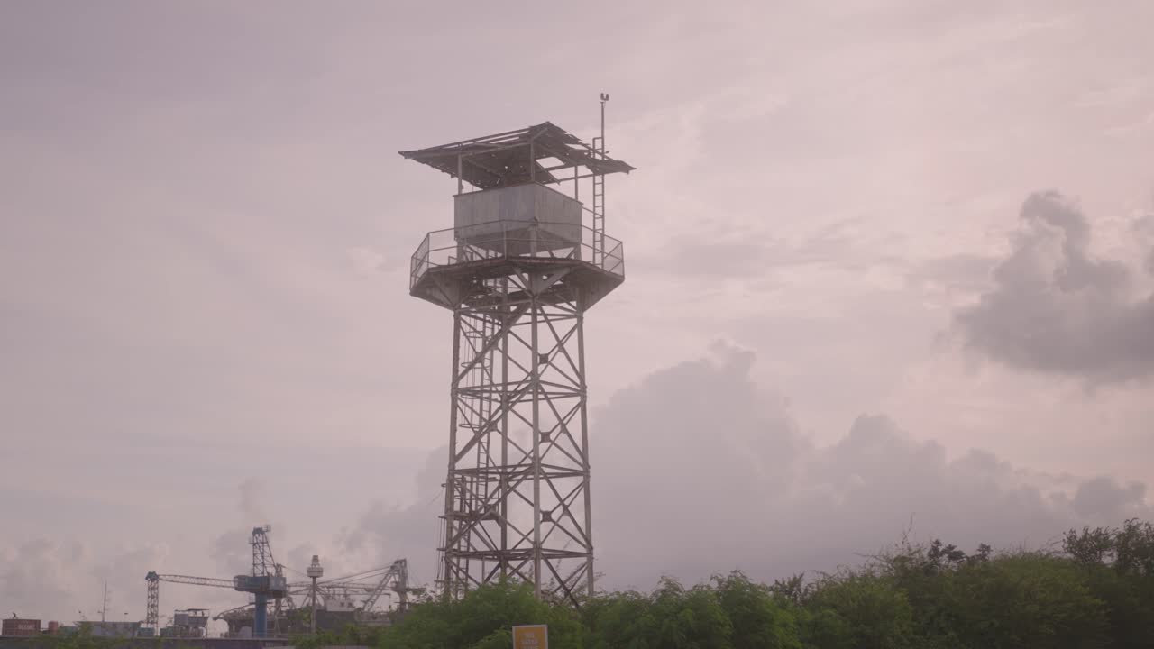 torre de vigilancia para la vigilancia y seguridad sobre el puerto marino de subic bay en filipinas