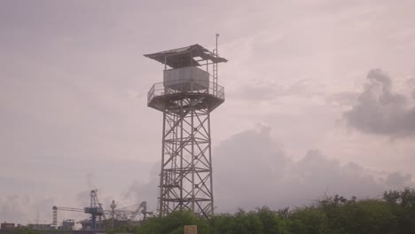 Wachturm-Für-Überwachung-Und-Sicherheit-über-Dem-Marinehafen-Von-Subic-Bay-Auf-Den-Philippinen