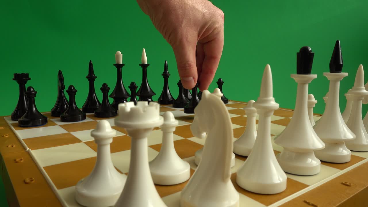 체스판에서 체스. 초록색 배경에 대한 사격. 체스 게임. chromakey.