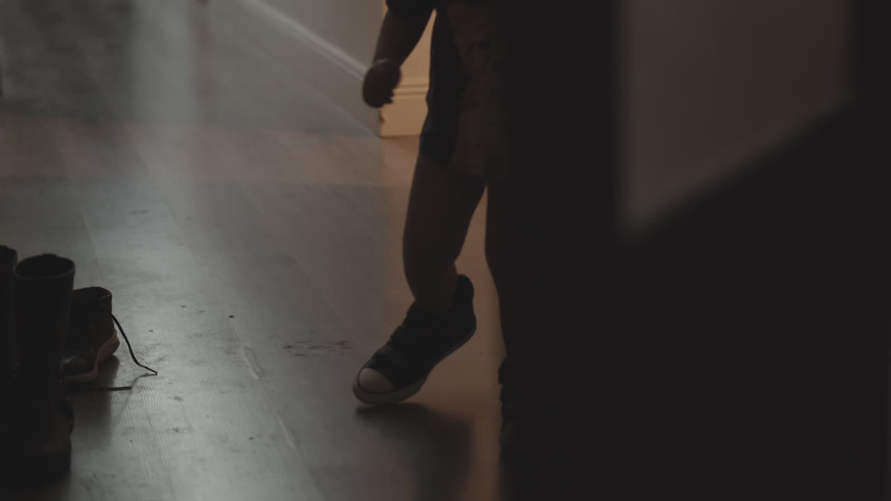 маленькая девочка в больших сапогах.