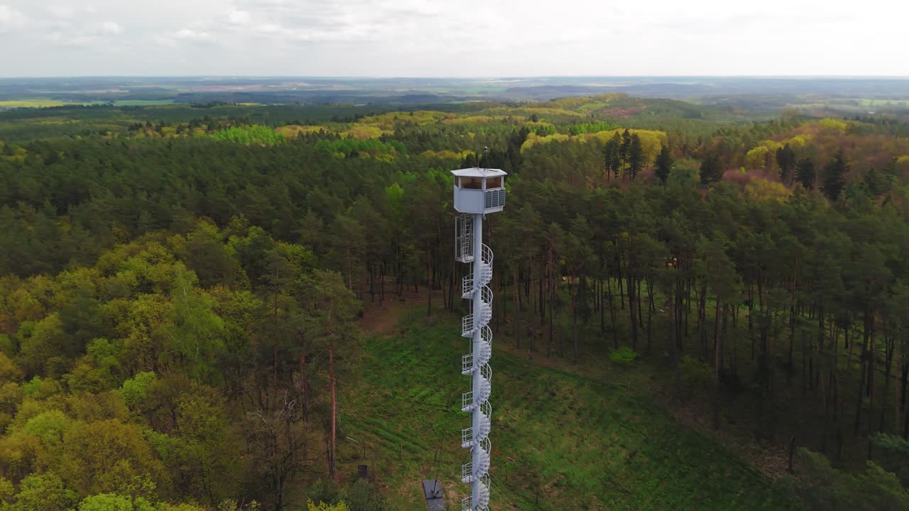 vista panorámica del dron en una torre de vigilancia de incendios en el medio de una zona boscosa