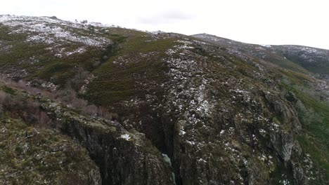 Vista-Aérea-De-Una-Cascada