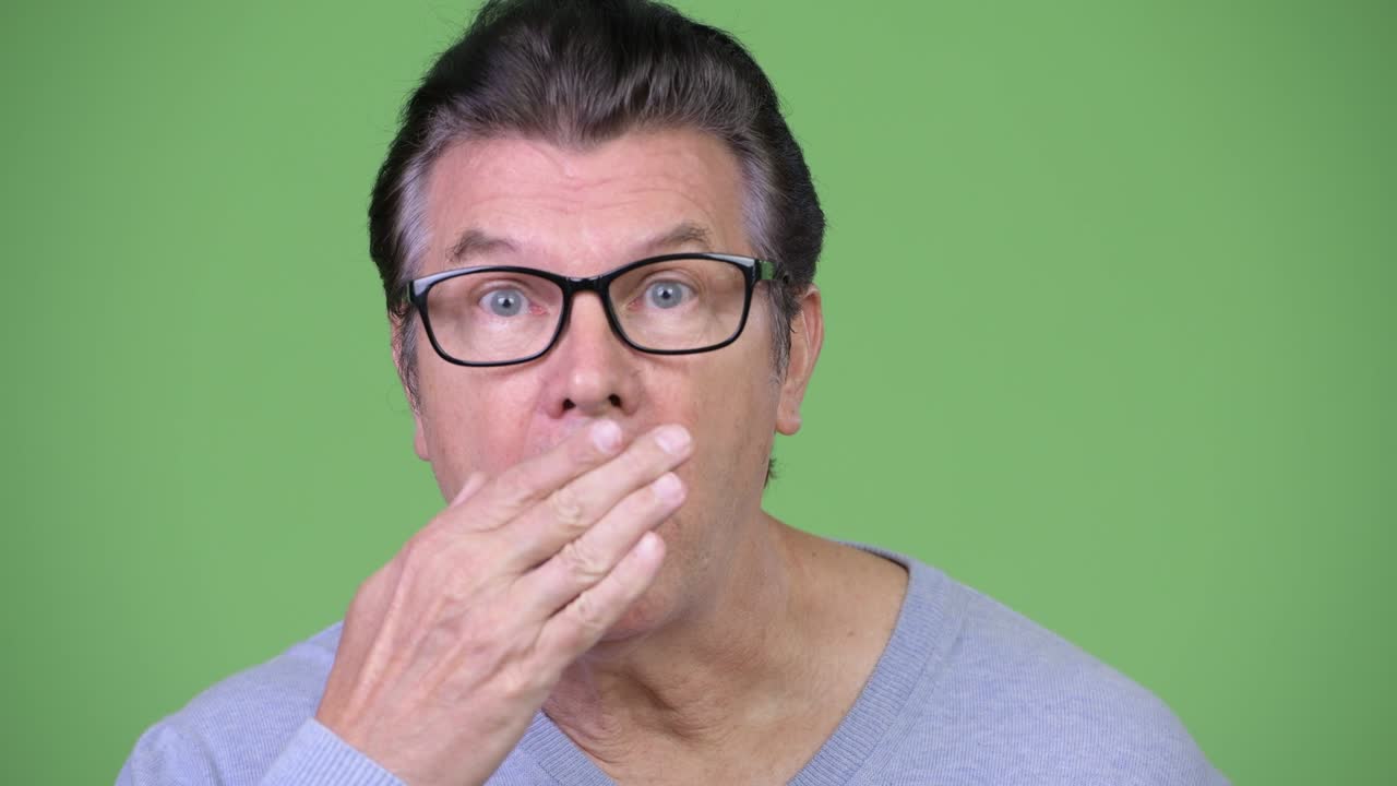 Uomo anziano affascinante con espressione scioccata