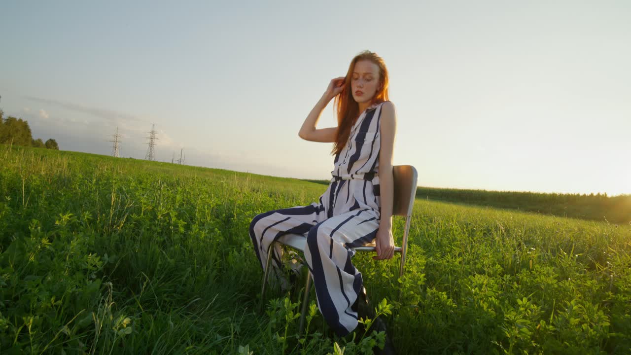 해가 지는 동안 에서 줄무 스을 입은 여자