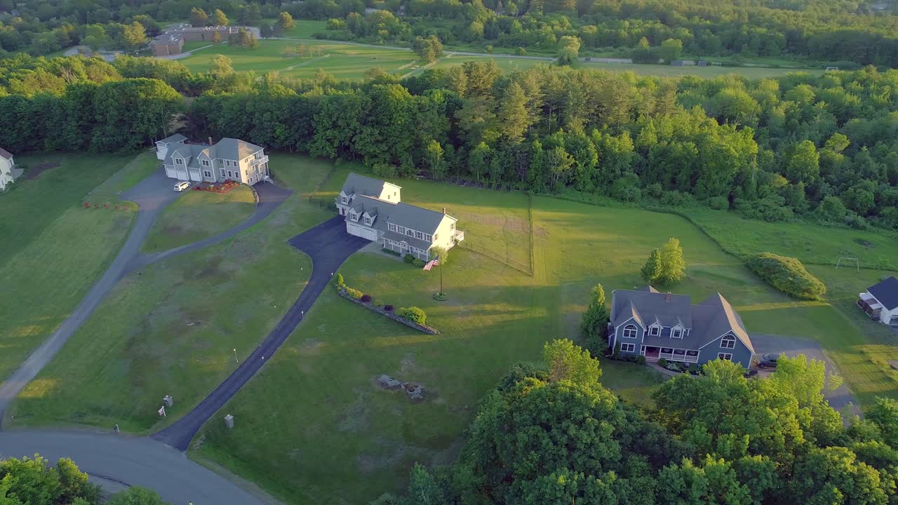 일몰 드론 비디오가 있는 언덕 위의 큰 부자 집