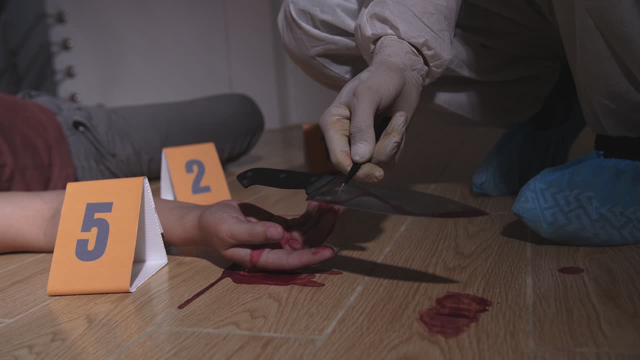 Indagine sulla scena del crimine, dettaglio del prelievo di prove