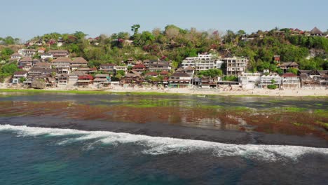 El-Spot-De-Surf-De-Bingin-En-Los-Acantilados-De-Uluwatu-Durante-Un-Día-Soleado