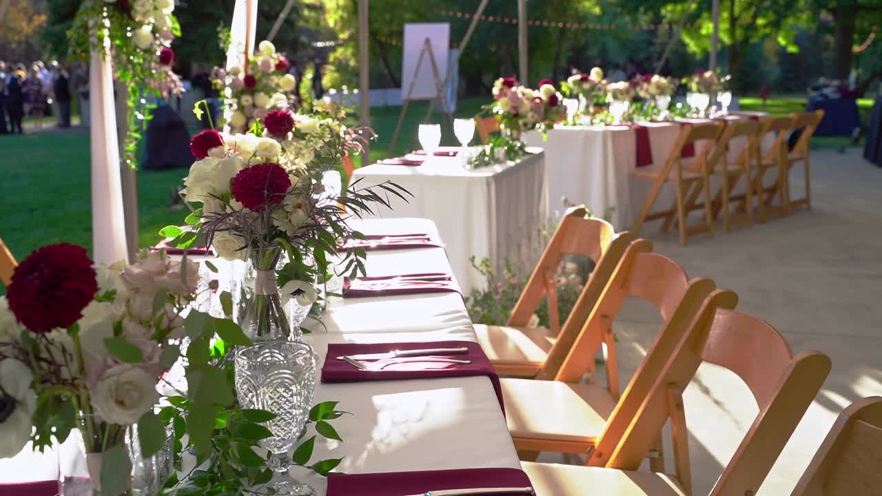 hermosa mesa de damas de honor y padrinos de boda al aire libre