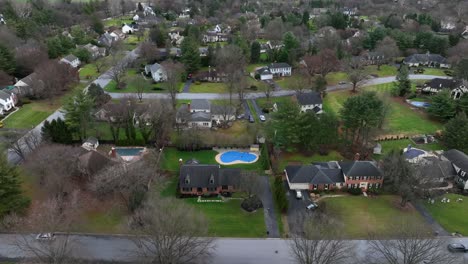 Vista-Aérea-Del-Barrio-Americano-En-Lancaster,-Pensilvania-Con-Casa,-Jardín-Y-Piscina-En-Un-Día-Nublado-De-Invierno,-Estados-Unidos