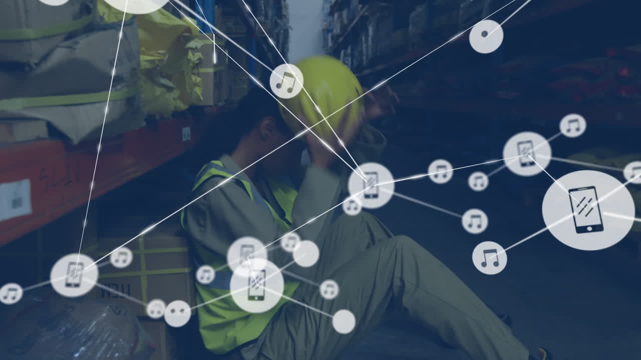 창고에 앉아 있는 스트레스를 받은 아프리카계 미국인 여성 노동자에 대한 아이콘 네트워크의 애니메이션