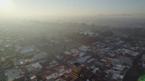 Vista-Aérea-Del-Amanecer-De-Una-Ciudad-Muy-Contaminada