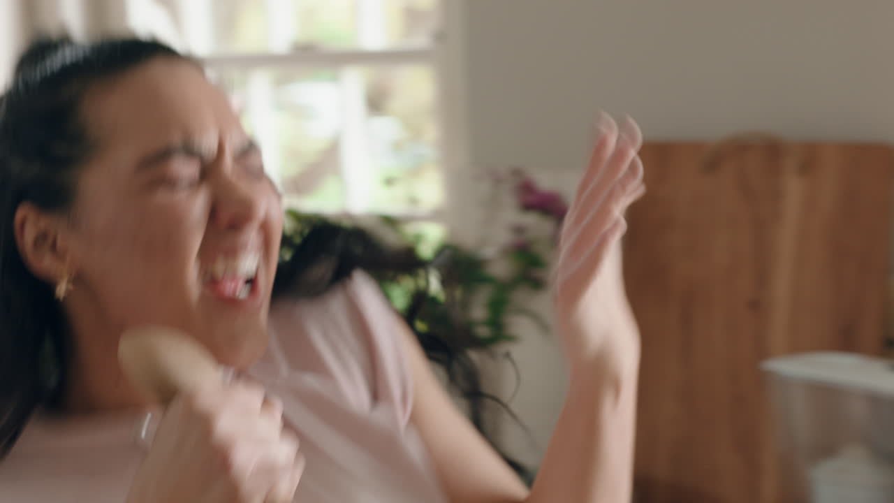 행복한 과체중 십대 소녀가 부 ⁇ 에서 춤을 추고 즐겁게 주말을 축하하고 집에서 재미있는 춤 동작을 하고 주말 축하를 즐기고